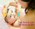 Le lavage des cheveux de bébé fait partie de sa routine de soins ! 